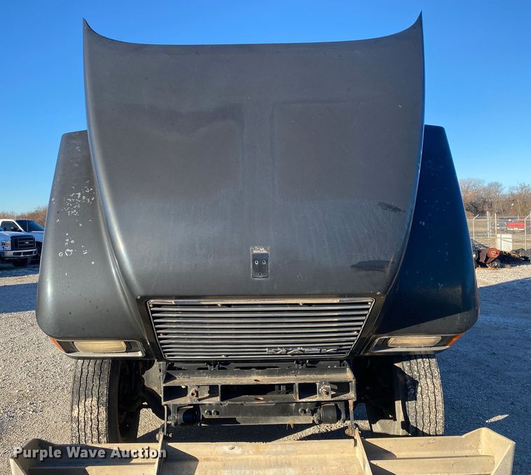 image for item DN8129 2009 Mack CHU613  semi truck