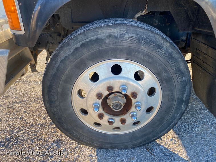 image for item DN8129 2009 Mack CHU613  semi truck