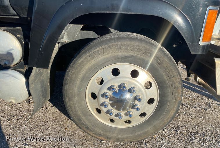 image for item DN8129 2009 Mack CHU613  semi truck