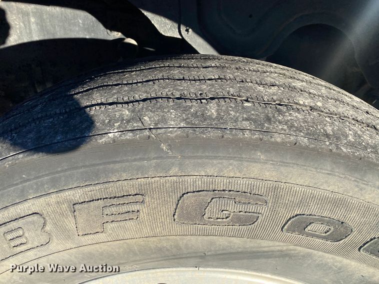 image for item DN8129 2009 Mack CHU613  semi truck