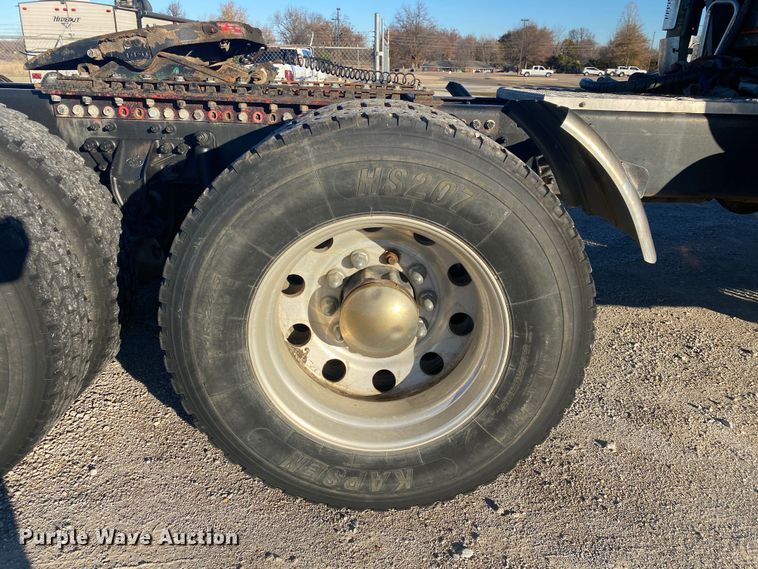 image for item DN8129 2009 Mack CHU613  semi truck