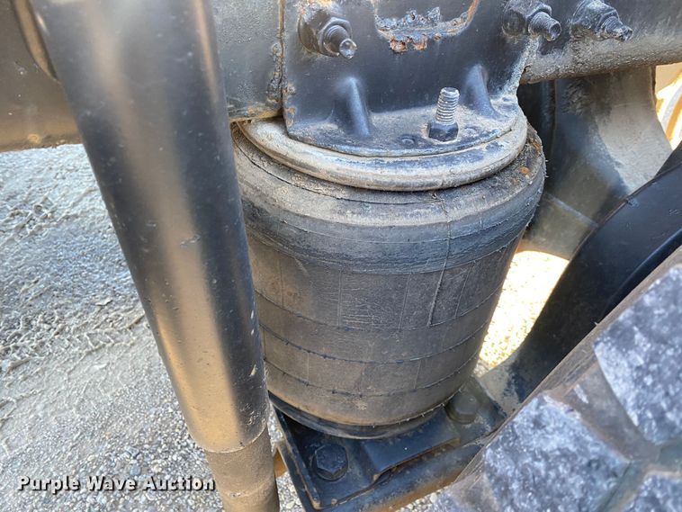 image for item DN8129 2009 Mack CHU613  semi truck