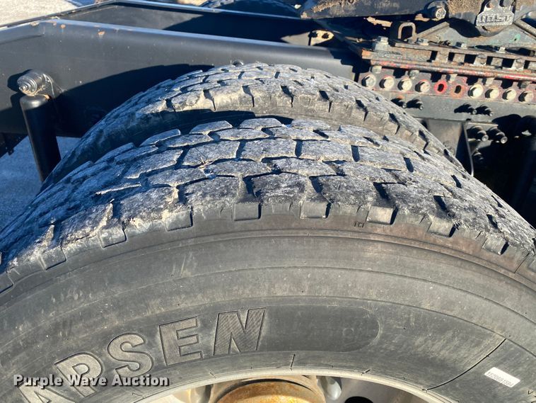 image for item DN8129 2009 Mack CHU613  semi truck