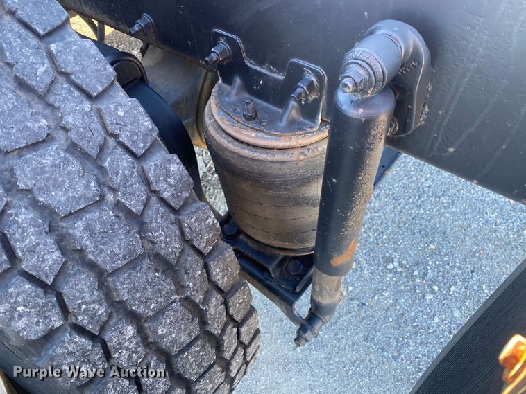 image for item DN8129 2009 Mack CHU613  semi truck