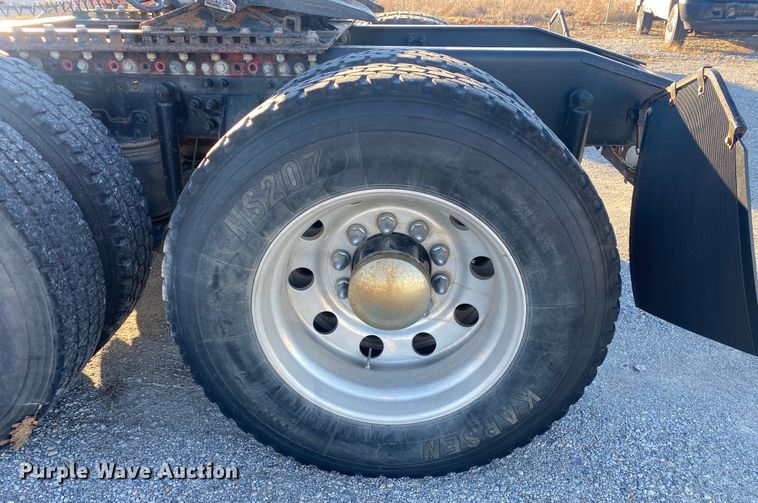 image for item DN8129 2009 Mack CHU613  semi truck