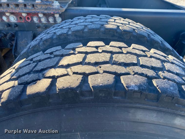 image for item DN8129 2009 Mack CHU613  semi truck