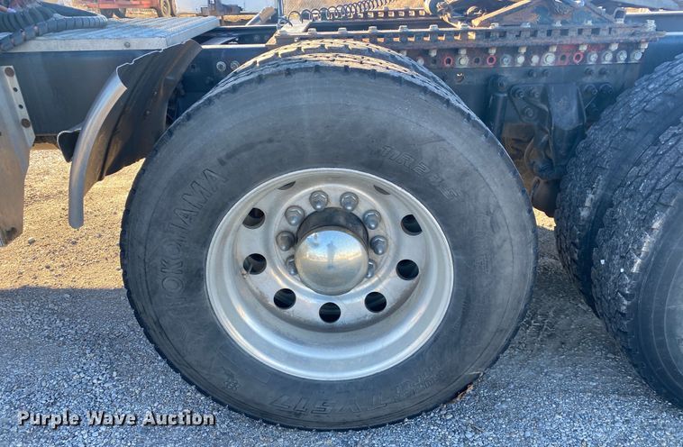 image for item DN8129 2009 Mack CHU613  semi truck