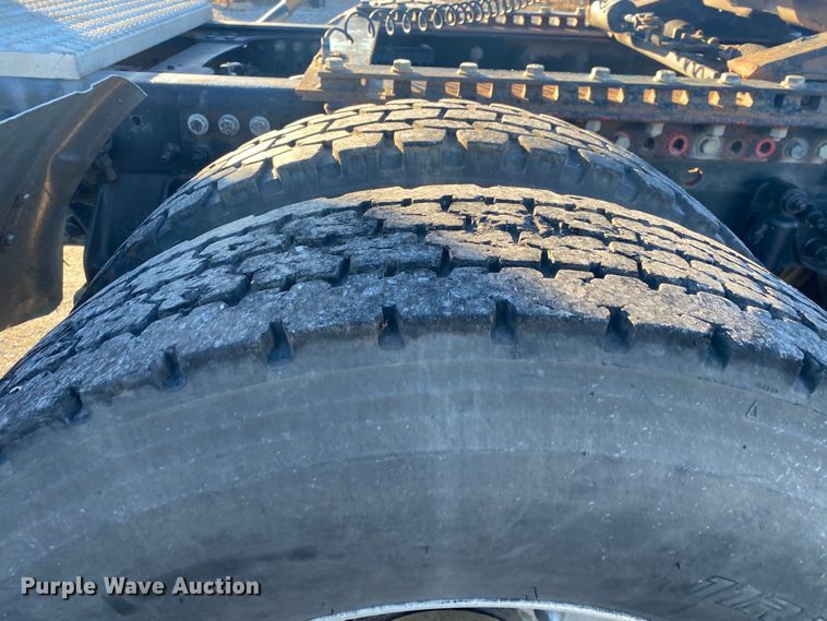 image for item DN8129 2009 Mack CHU613  semi truck