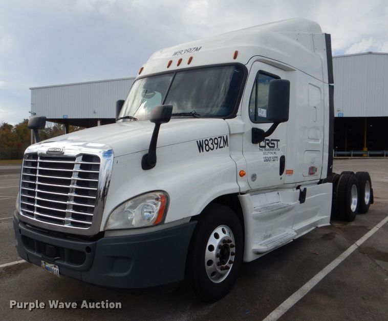 image for item DO1647 2014 Freightliner Cascadia 125  semi truck