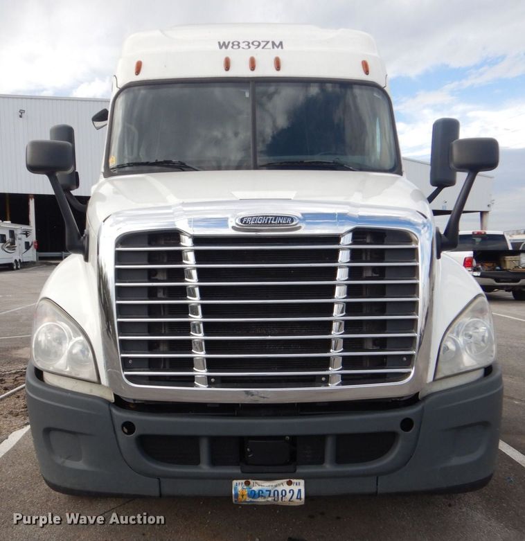 image for item DO1647 2014 Freightliner Cascadia 125  semi truck
