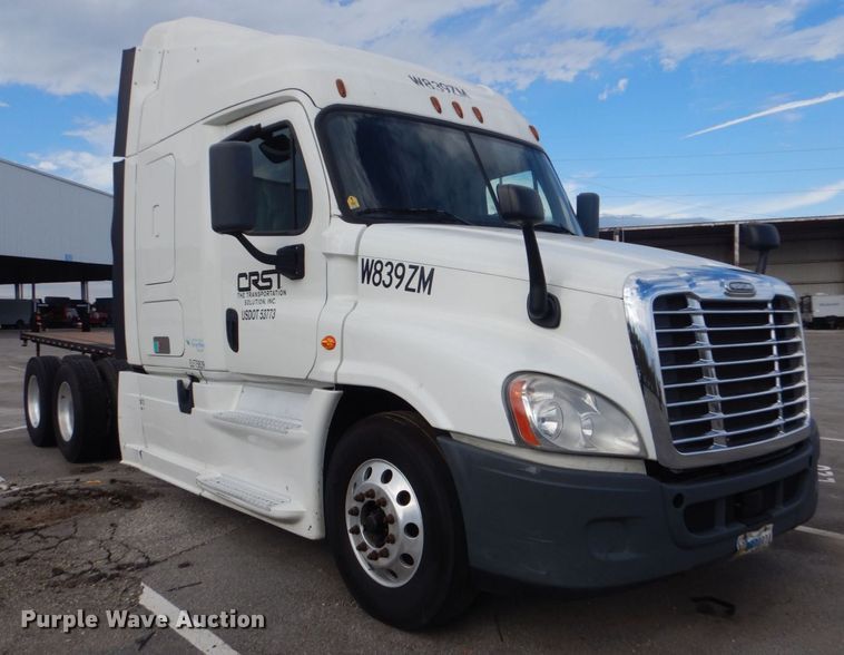 image for item DO1647 2014 Freightliner Cascadia 125  semi truck