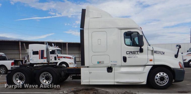 image for item DO1647 2014 Freightliner Cascadia 125  semi truck