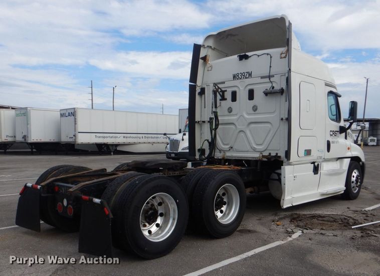 image for item DO1647 2014 Freightliner Cascadia 125  semi truck