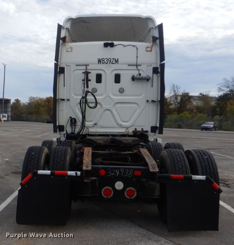 image for item DO1647 2014 Freightliner Cascadia 125  semi truck