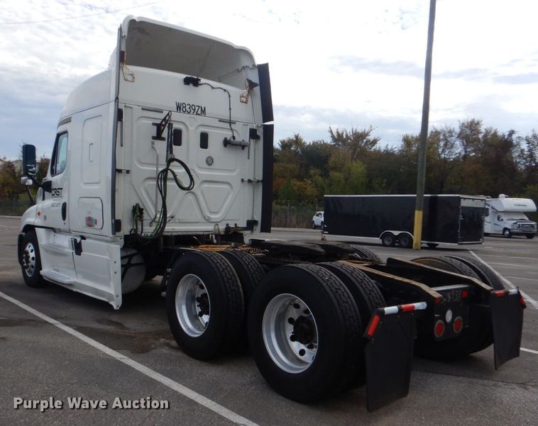 image for item DO1647 2014 Freightliner Cascadia 125  semi truck