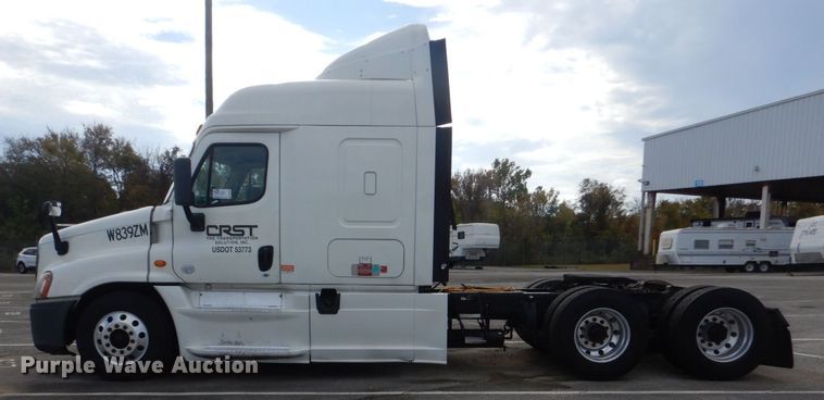 image for item DO1647 2014 Freightliner Cascadia 125  semi truck
