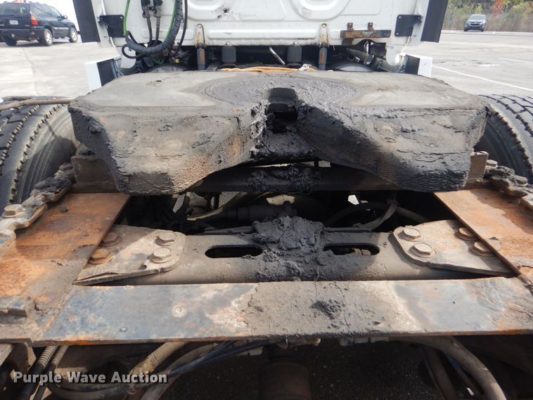 image for item DO1647 2014 Freightliner Cascadia 125  semi truck