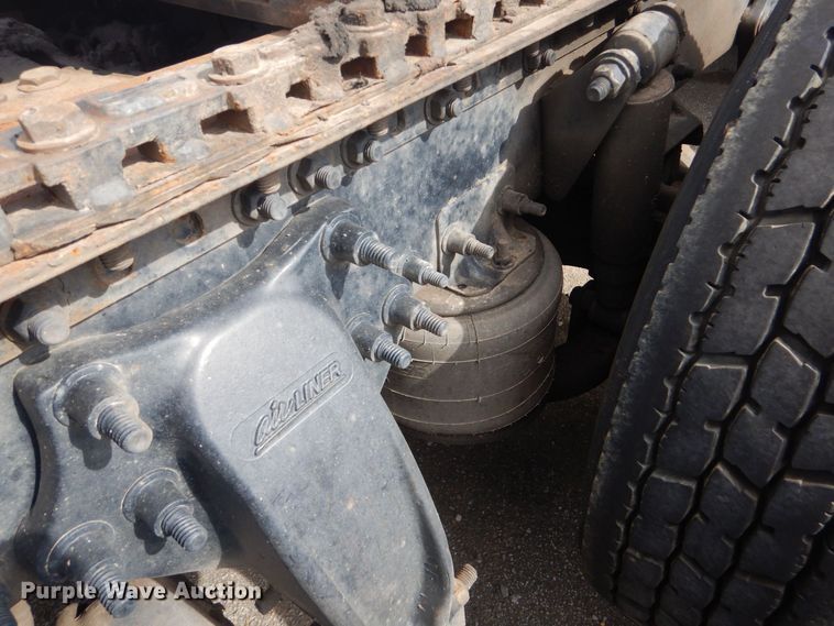 image for item DO1647 2014 Freightliner Cascadia 125  semi truck