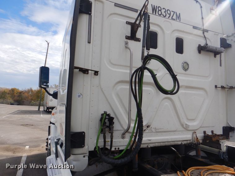 image for item DO1647 2014 Freightliner Cascadia 125  semi truck