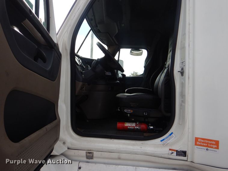 image for item DO1647 2014 Freightliner Cascadia 125  semi truck