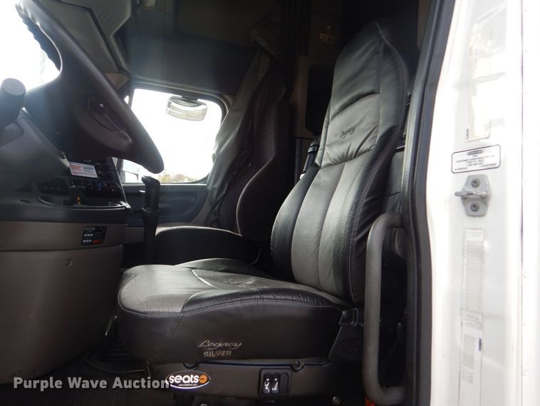 image for item DO1647 2014 Freightliner Cascadia 125  semi truck