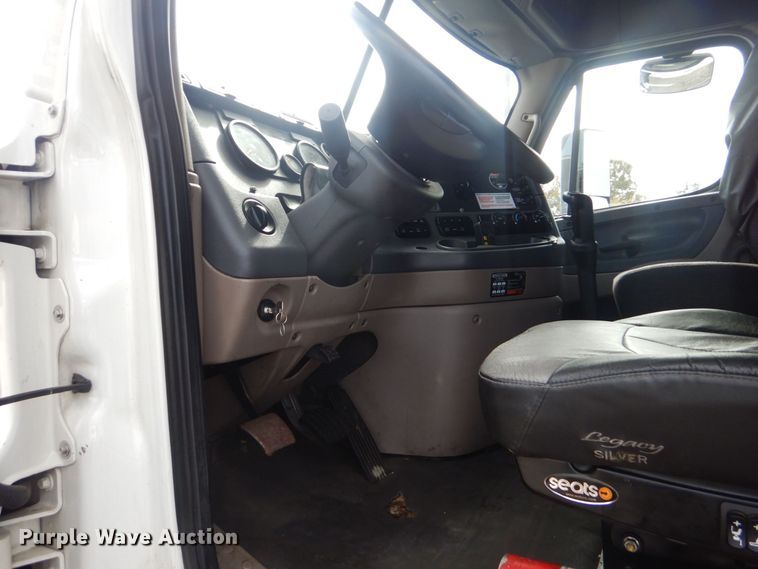 image for item DO1647 2014 Freightliner Cascadia 125  semi truck