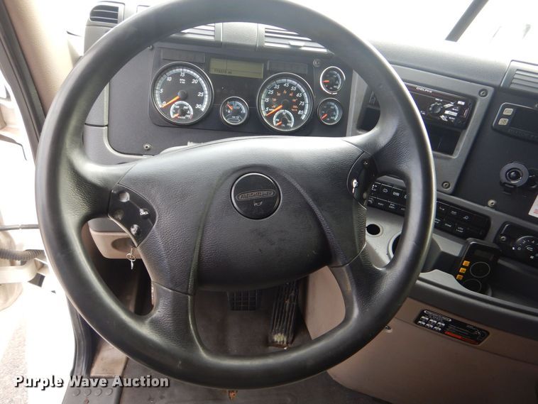 image for item DO1647 2014 Freightliner Cascadia 125  semi truck