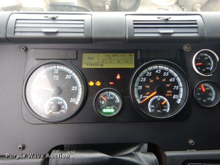 image for item DO1647 2014 Freightliner Cascadia 125  semi truck