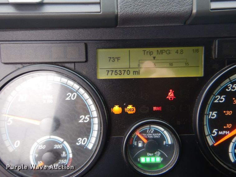 image for item DO1647 2014 Freightliner Cascadia 125  semi truck