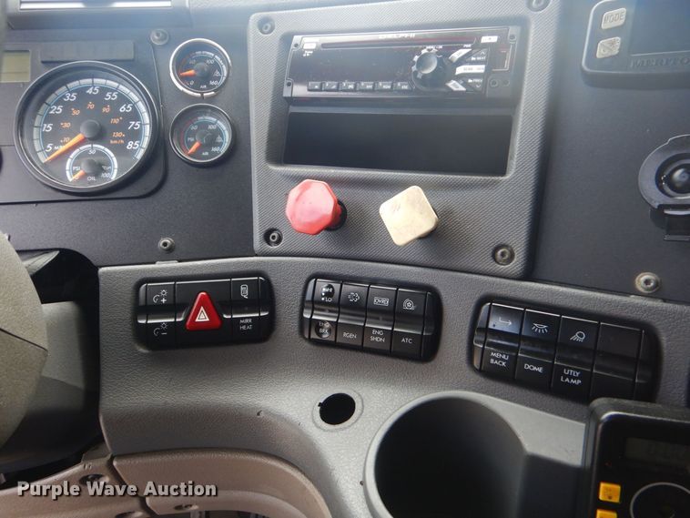 image for item DO1647 2014 Freightliner Cascadia 125  semi truck