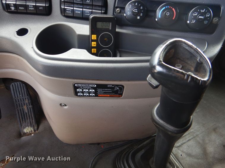 image for item DO1647 2014 Freightliner Cascadia 125  semi truck