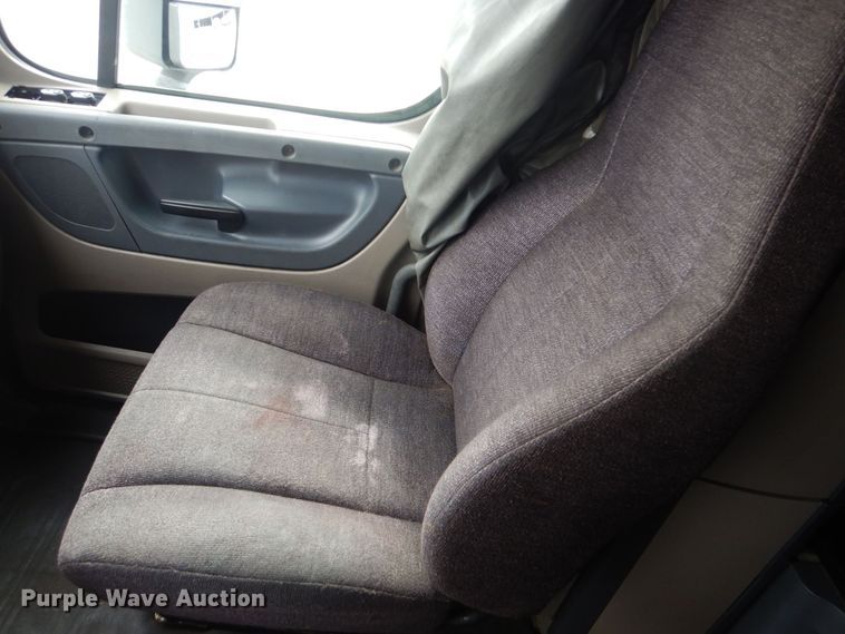 image for item DO1647 2014 Freightliner Cascadia 125  semi truck