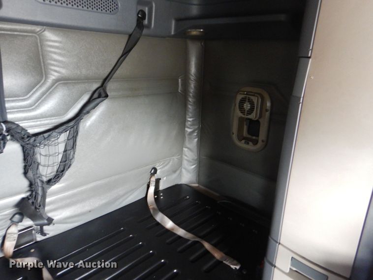 image for item DO1647 2014 Freightliner Cascadia 125  semi truck