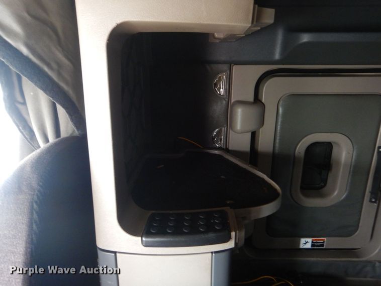 image for item DO1647 2014 Freightliner Cascadia 125  semi truck