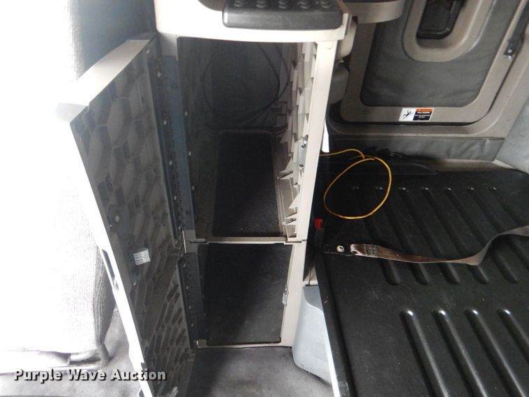 image for item DO1647 2014 Freightliner Cascadia 125  semi truck