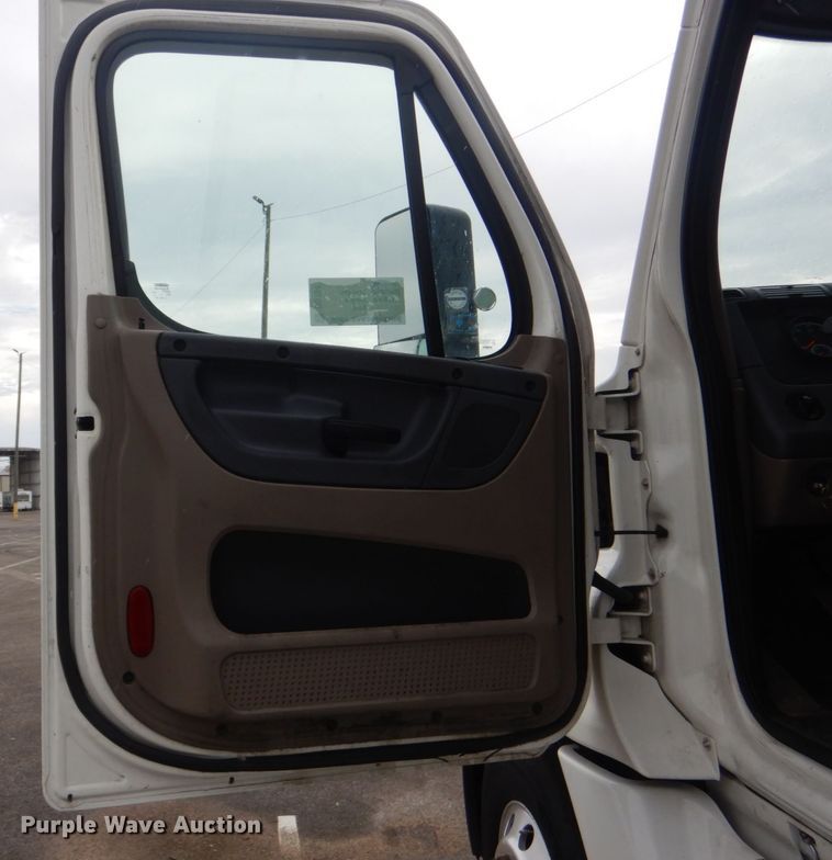 image for item DO1647 2014 Freightliner Cascadia 125  semi truck