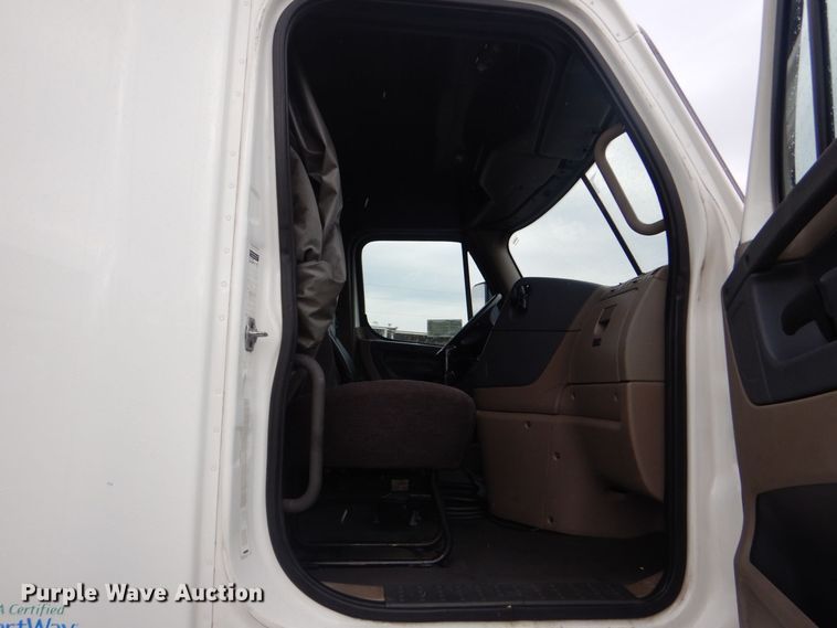 image for item DO1647 2014 Freightliner Cascadia 125  semi truck