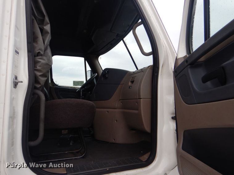 image for item DO1647 2014 Freightliner Cascadia 125  semi truck