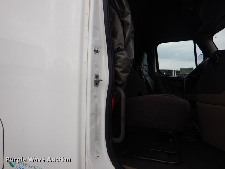 image for item DO1647 2014 Freightliner Cascadia 125  semi truck