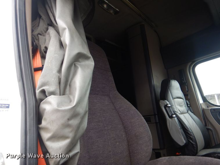 image for item DO1647 2014 Freightliner Cascadia 125  semi truck