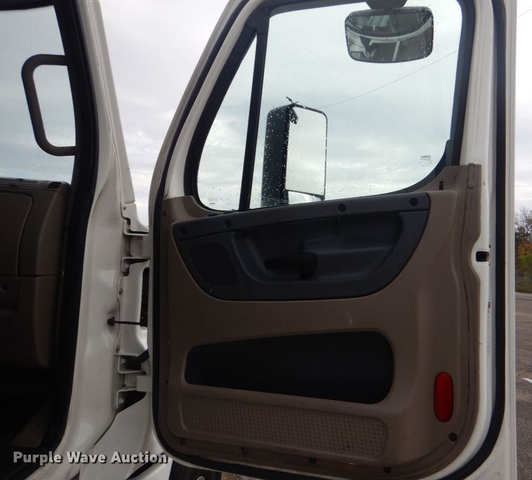 image for item DO1647 2014 Freightliner Cascadia 125  semi truck