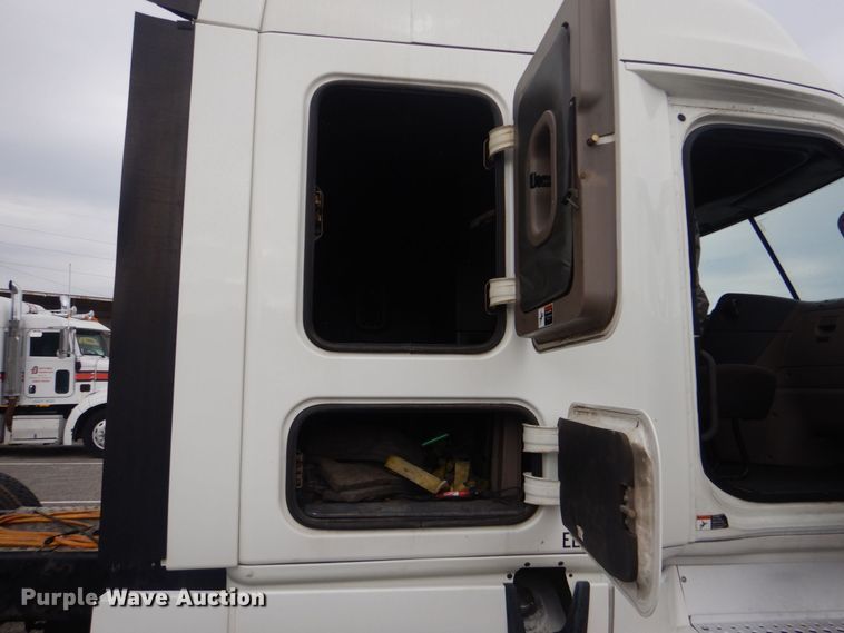 image for item DO1647 2014 Freightliner Cascadia 125  semi truck