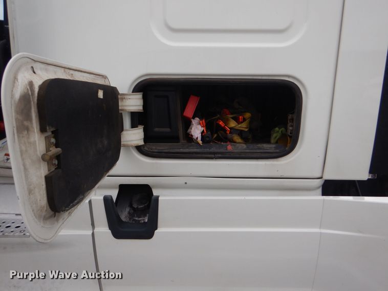 image for item DO1647 2014 Freightliner Cascadia 125  semi truck