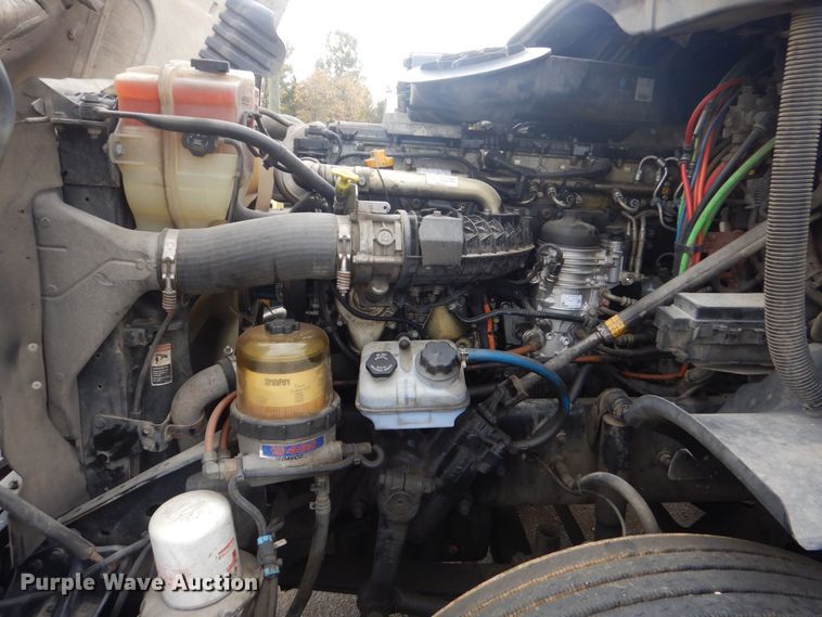 image for item DO1647 2014 Freightliner Cascadia 125  semi truck