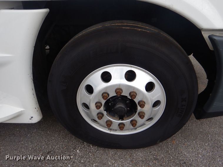 image for item DO1647 2014 Freightliner Cascadia 125  semi truck