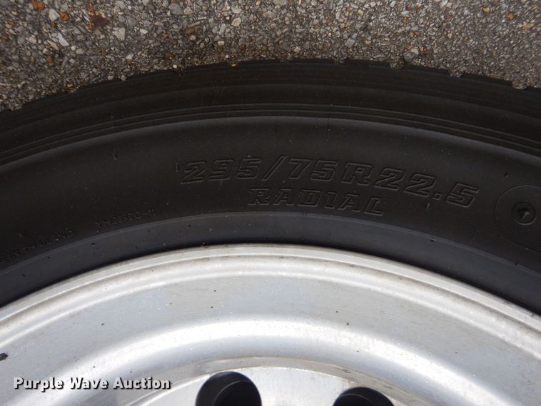 image for item DO1647 2014 Freightliner Cascadia 125  semi truck