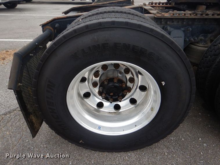 image for item DO1647 2014 Freightliner Cascadia 125  semi truck