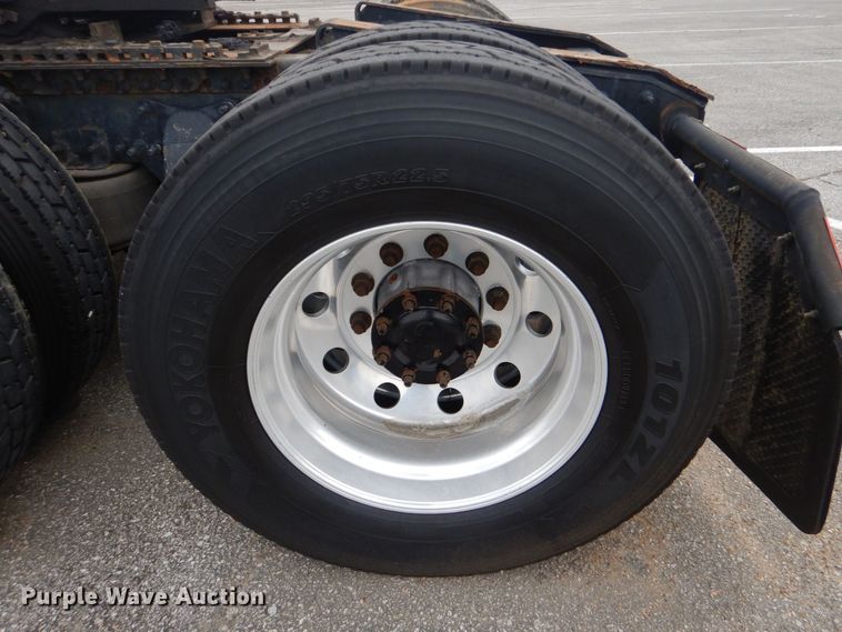 image for item DO1647 2014 Freightliner Cascadia 125  semi truck