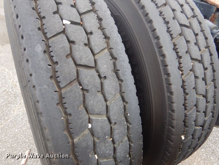 image for item DO1647 2014 Freightliner Cascadia 125  semi truck