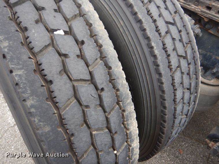 image for item DO1647 2014 Freightliner Cascadia 125  semi truck